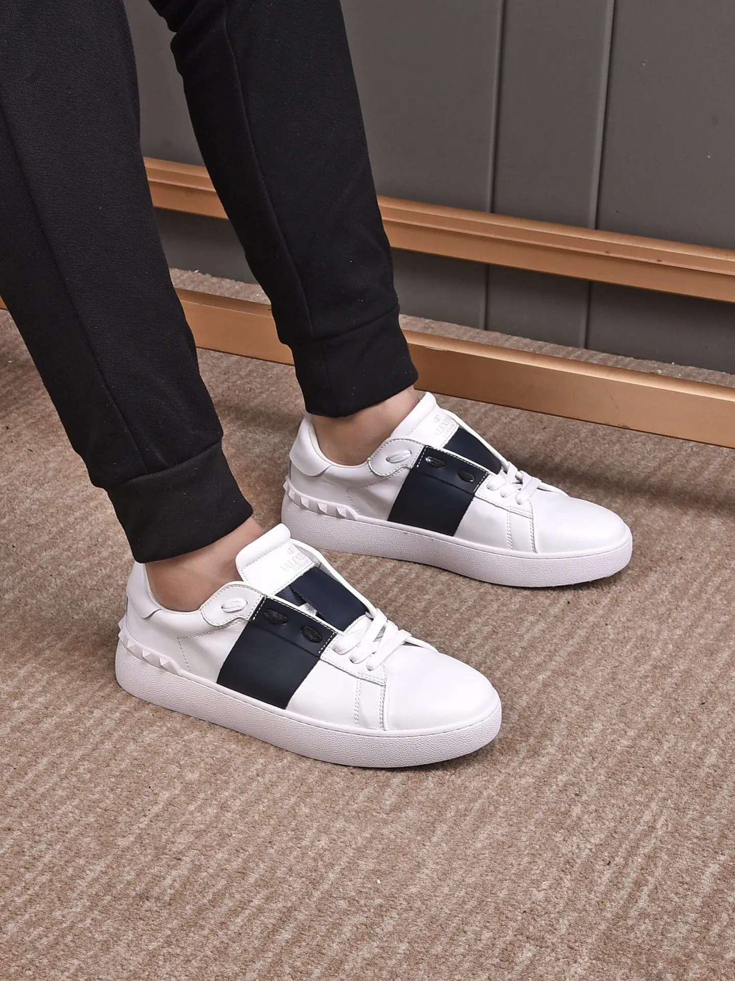 Men's shoes 440💰 (men and women couples) Valentino classic color matching series casual shoes. Made with heavy craftsmanship, good products pay attention to every detail. A must-have trendy item that can be worn all year round, it has been worn by many celebrities and Internet celebrities~~Imported cowhide surface, unique design concept, sheepskin lining, counter quality. Women’s clothing 35-40. Men’s clothing 39-44, 45-46 (returns and exchanges are not supported for custom-made items)